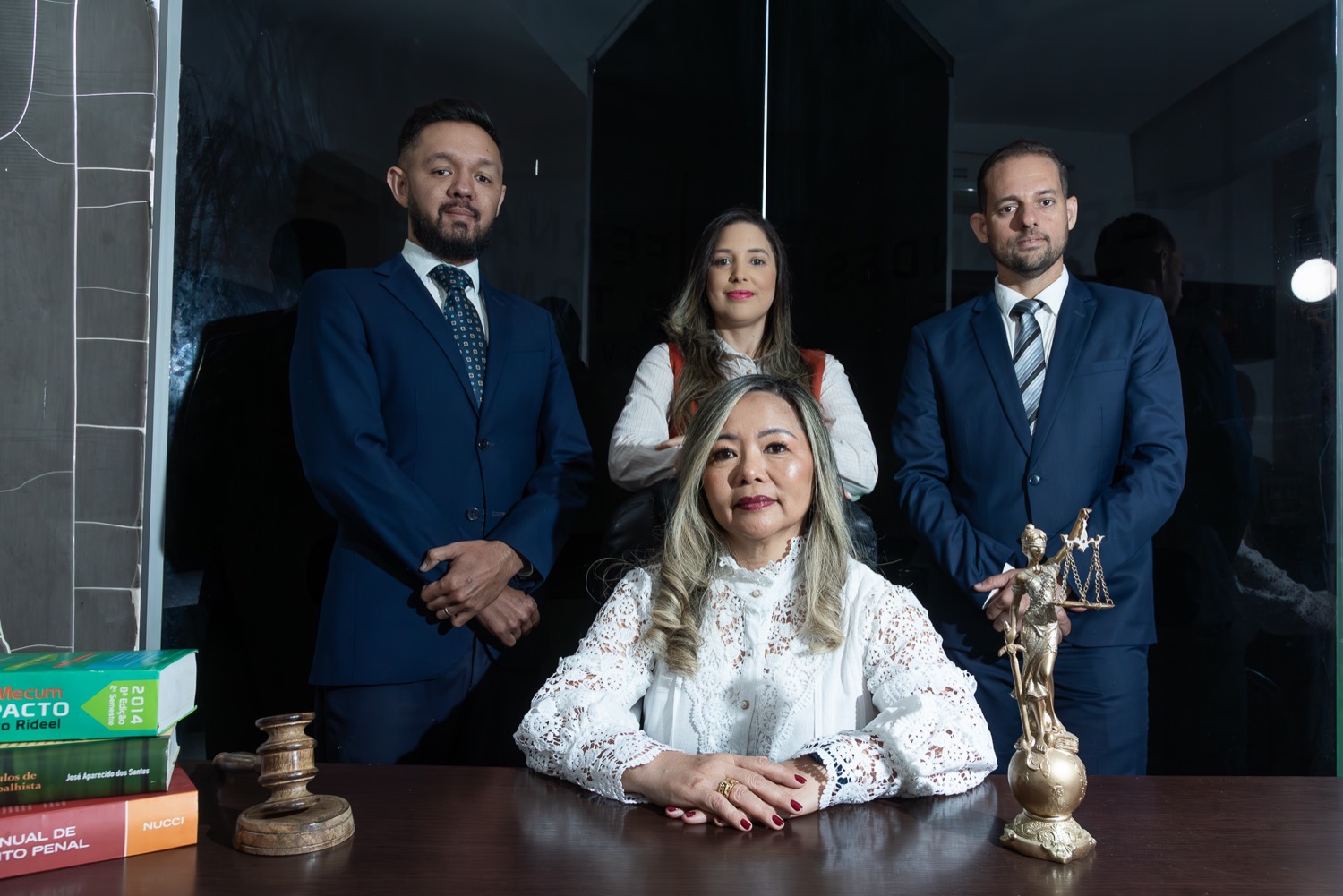 Equipe da Fernandes & Tomie Advogados no escritório em Eunápolis/BA
